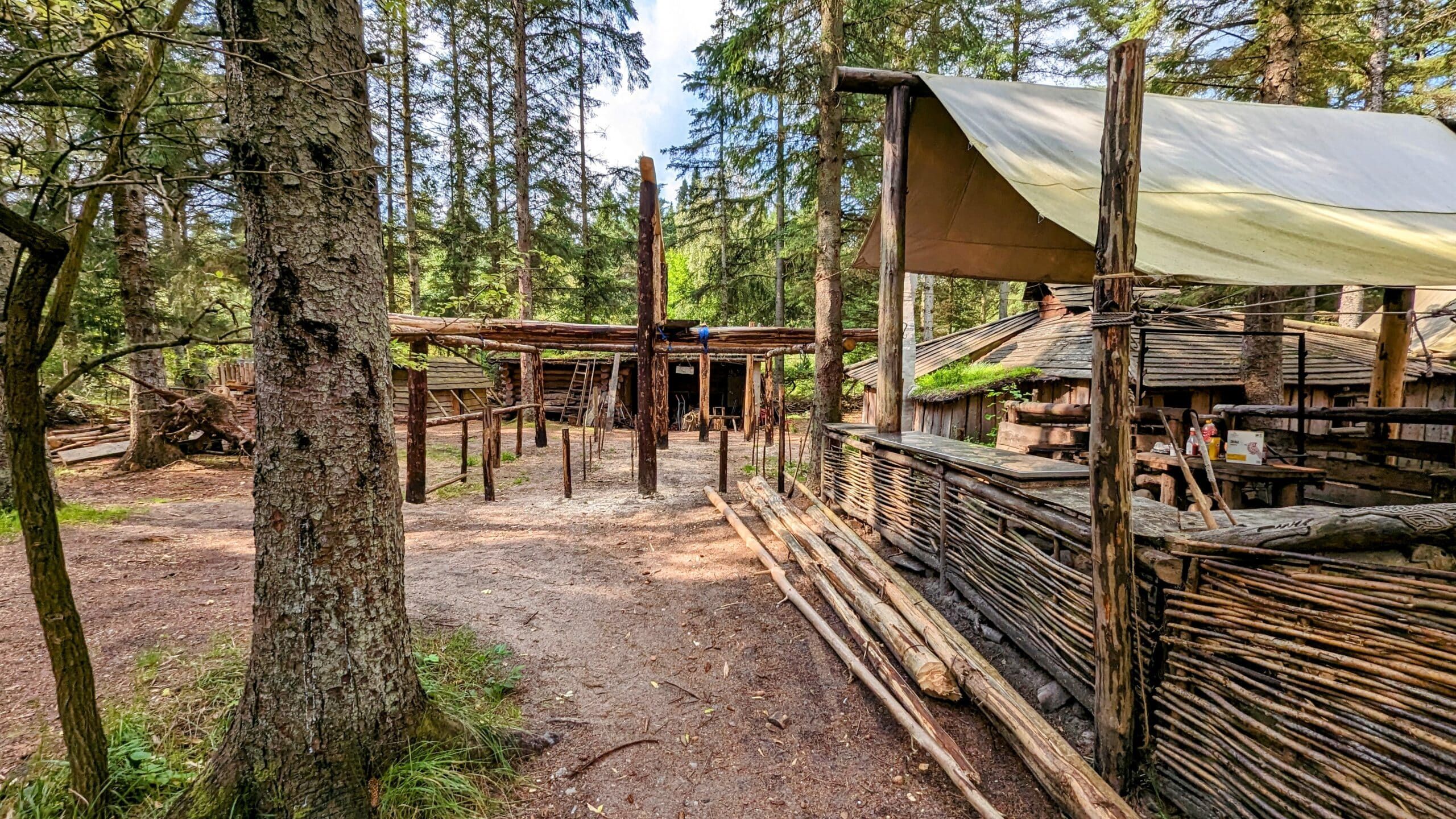 Eine Holzhütte im Wald mit einem Holzdach.