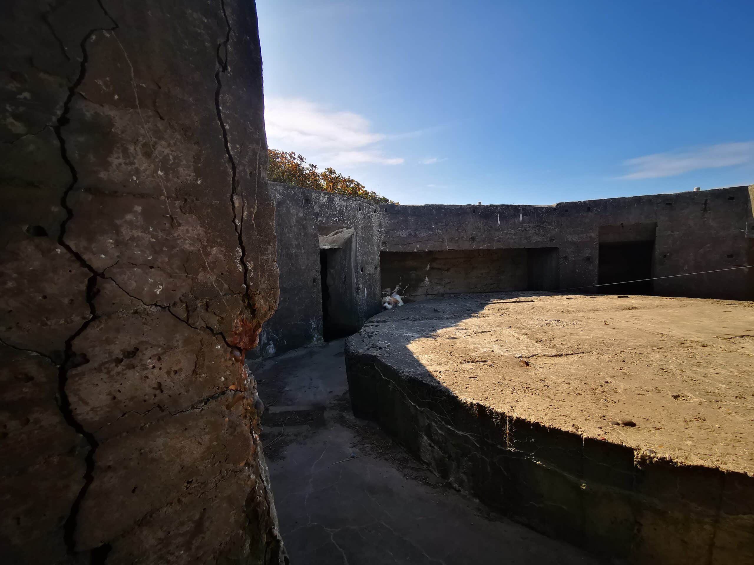 Das Innere einer alten Festung mit Betonboden.