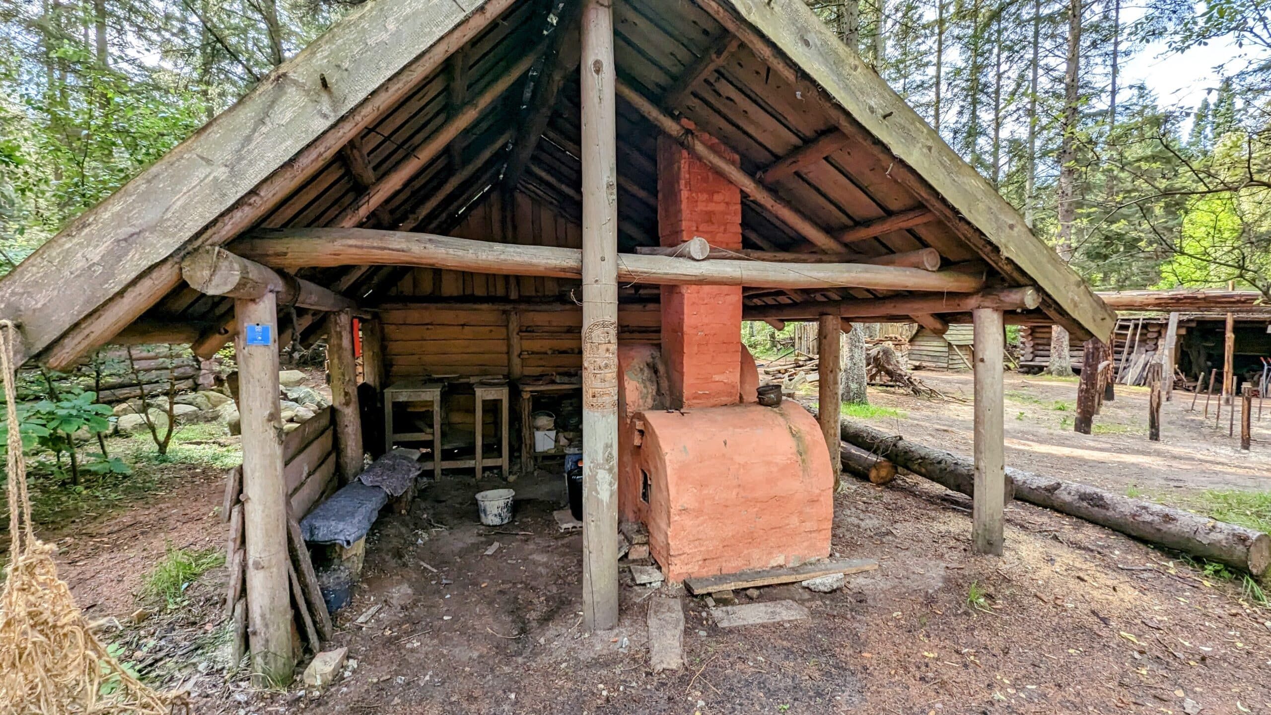 Eine Holzhütte im Wald mit Kamin.
