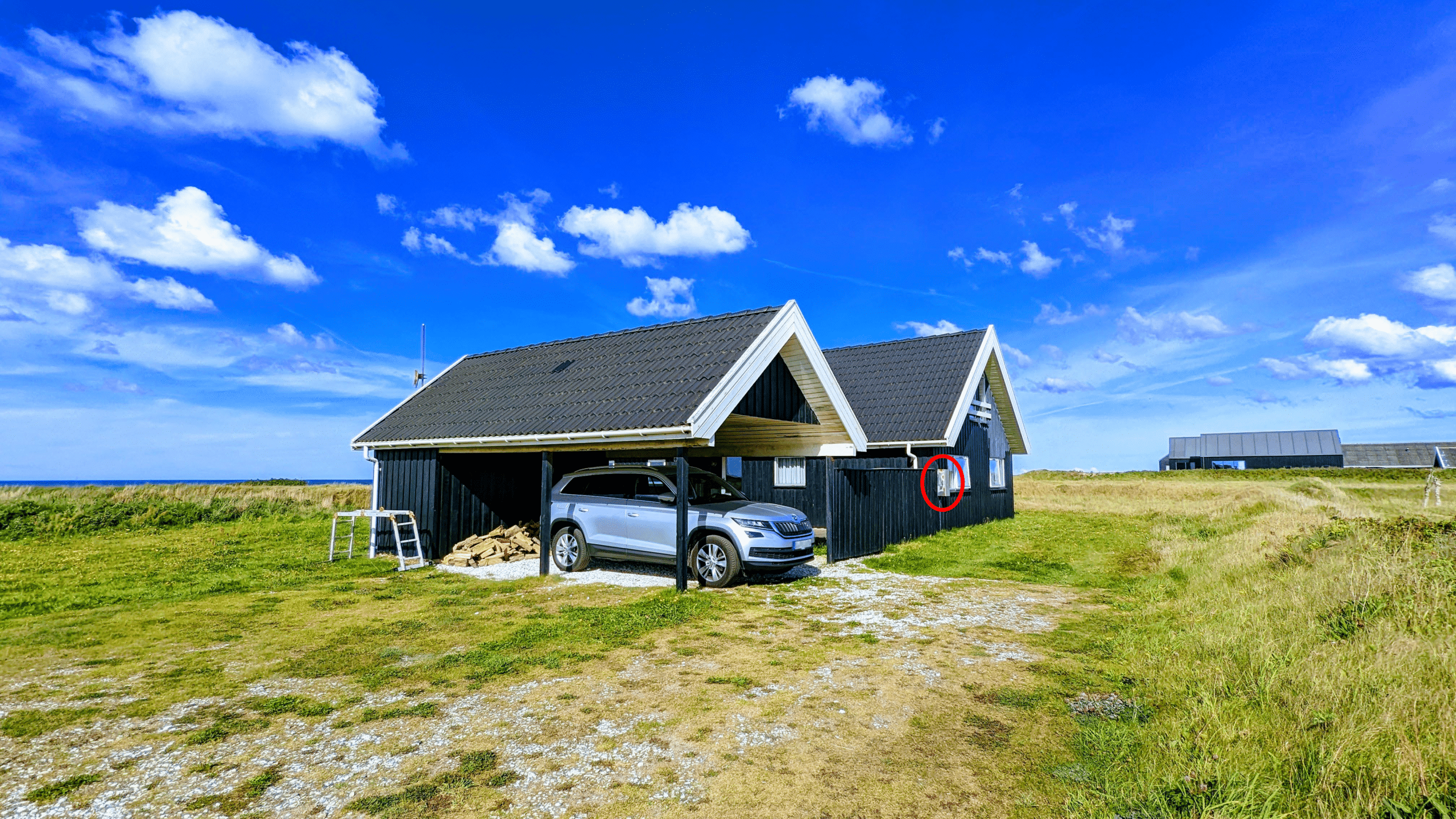 Stromzähler Dänemark Ferienhaus außen - versteckt hinter Klappe an Hauswand