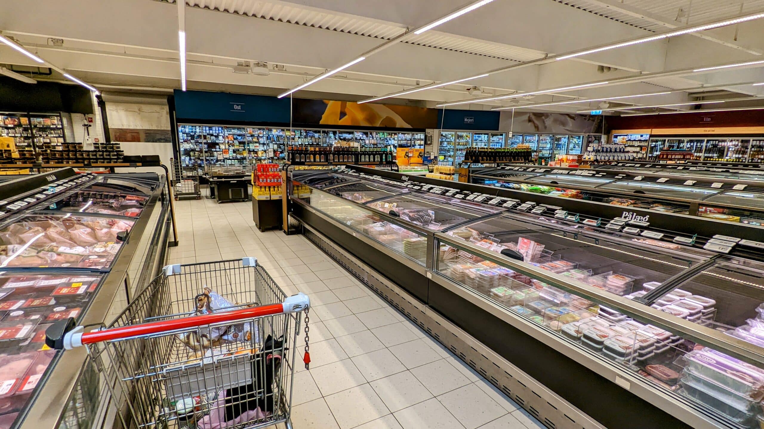 Einkaufen in Dänemark Supermarkt - Frische Milchprodukte und Lebensmittel im Kühlregal