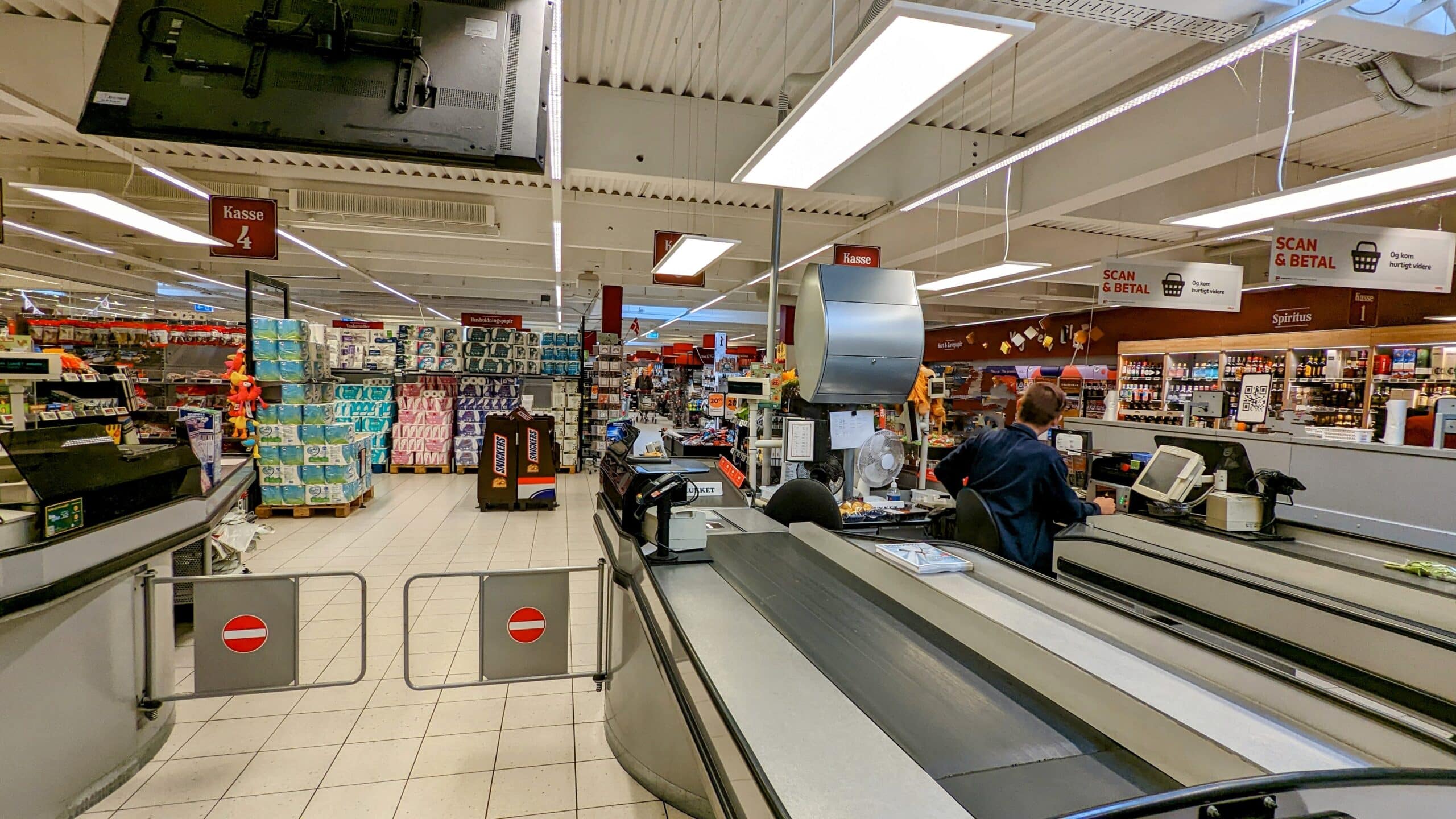 Dänischer Supermarkt Kvickly SuperBrugsen - Breite Gänge und großes Sortiment für Urlauber