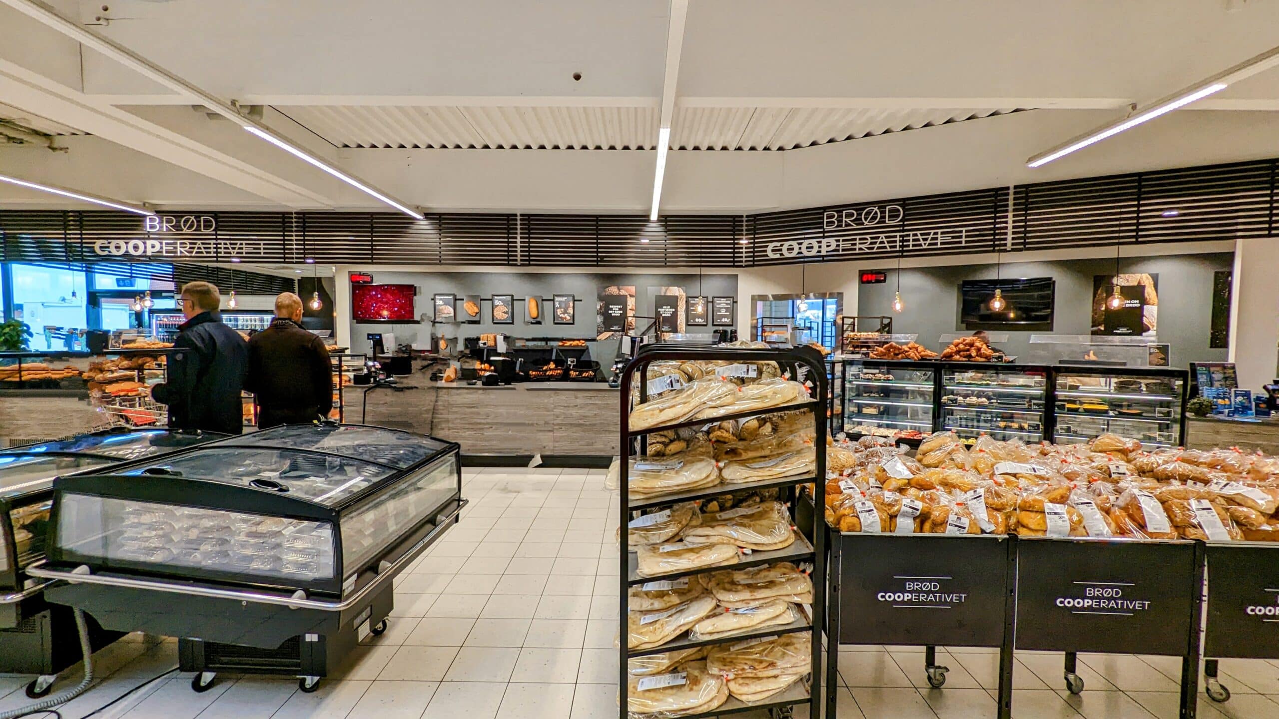 Einkaufswagen Dänemark Urlaub - Frische Lebensmittel und Produkte im dänischen Supermarkt